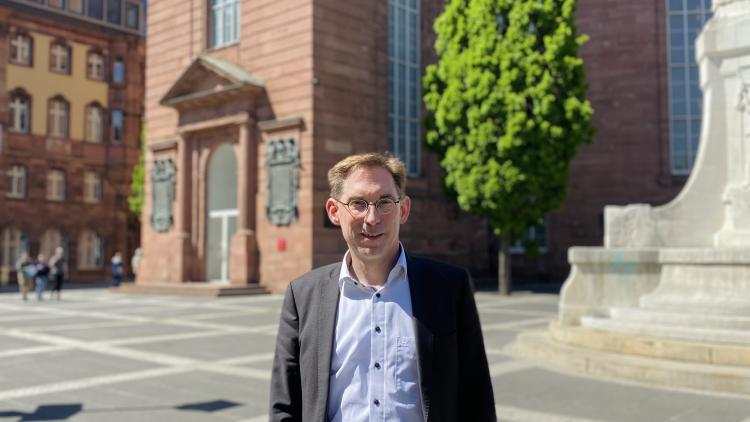 Thorsten Lieb vor der Frankfurter Paulskirche